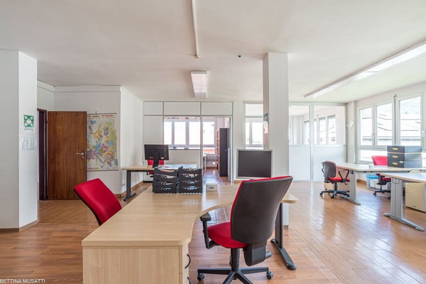 CHIASSO – AMPIO OPEN SPACE ARREDATO IN POSIZIONE STRATEGICA 1