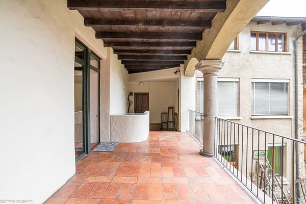 RANCATE – AFFASCINANTE CASA CON LOGGIA E VISTA PANORAMICA 2