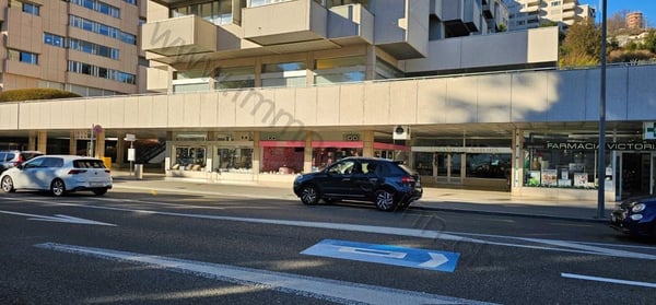 Locale commerciale/negozio con vetrine fronte lago a Lugano centro 3