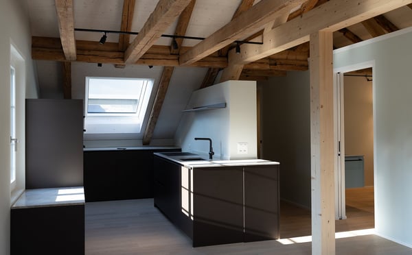 Exklusive 3.5-Zimmer-Dachwohnung im Rosengarten – Historischer Charme trifft modernes Design 4