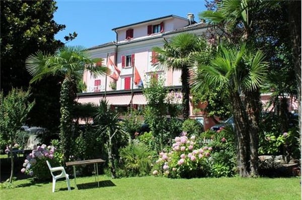 Albergo con magnifico parco e vista lago 1