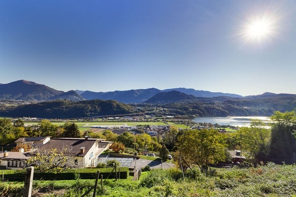 Terreno con progetto edilizio approvato con splendida vista lago e panoramica 1