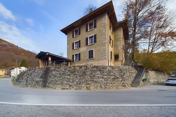 Casa Ticinese storica con vista panoramica e terreno spazioso 1