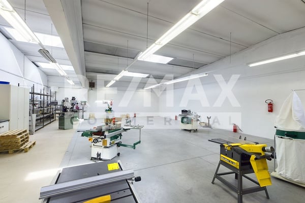 GEWERBEFLÄCHE MIT BÜROS UND LAGER 1