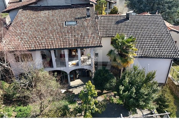 Zwei prächtige Häuser auf einem Grundstück mit Garten und Wald 1