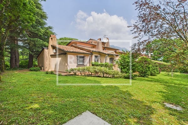 Repräsentative Villa mit Schwimmbad und privatem Park, in der Nähe des Pusiano Sees (I) 1