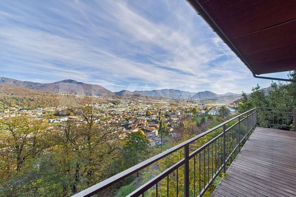 Wohngebäude mit 4 Wohnungen und offener Aussicht 2