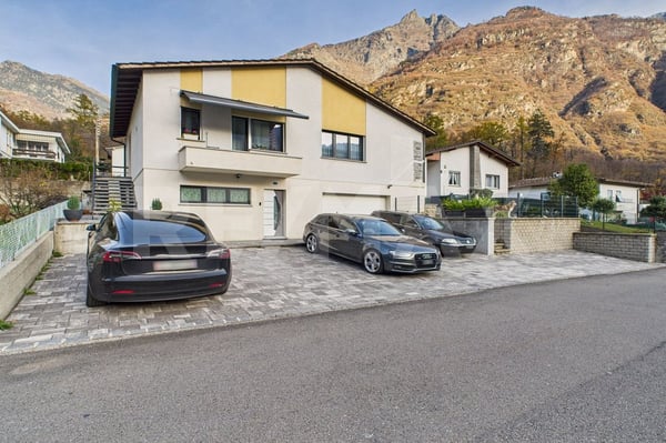 Grosszügiges komplett renoviertes Zweifamilienhaus mit grossem Aussenbereich 1