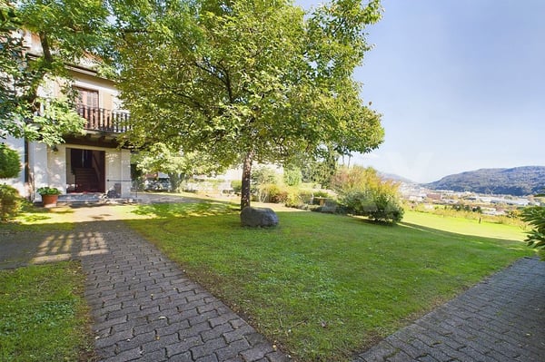 Historisches Haus mit Projekt für den Bau von mehreren Wohnungen 1