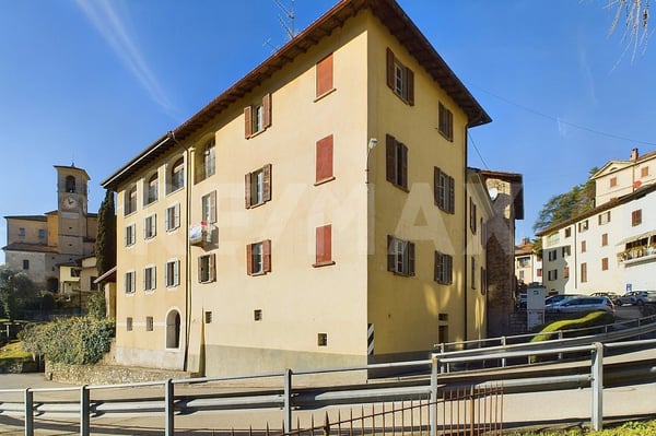 Renovierungsbedürftiges Gebäude mit Baugenehmigung für 3-4 Wohnungen 1