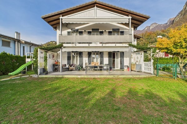 Doppelhaushälfte mit grosszügigen Innen- und Aussenbereichen 1