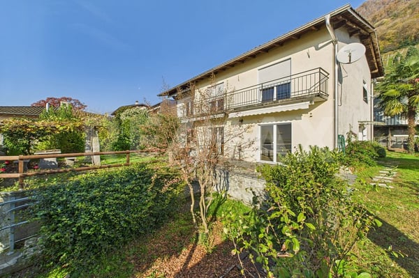 Zum Verkauf bieten wir ein Zweifamilienhaus in Montedato, Lavertezzo, mit Panoramablick auf den Lago di Locarno und die Magadino-Ebene an. Im Erdgeschoss befindet sich eine 3 Zimmerwohnung, welche aus einer grosszügigen Küche mit Halbinsel, einem Esszimm 1