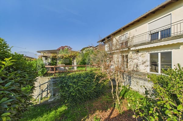 Casa bifamiliare in collina con bella vista e ampio spazio esterno 1