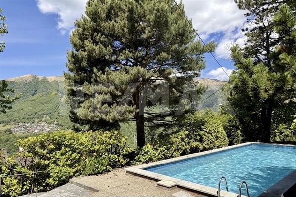 Elegante villetta con piscina e vista panoramica sul Monte Lema ad Aranno 1