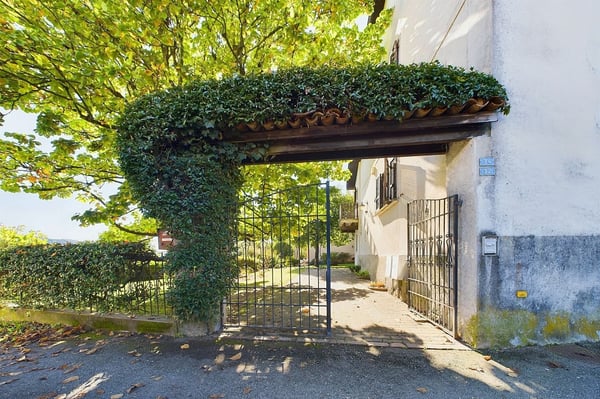 Casa storica con progetto per la costruzione di diversi appartamenti 1
