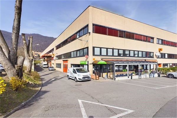 SPAZIO COMMERCIALE CON UFFICI E MAGAZZINO 1