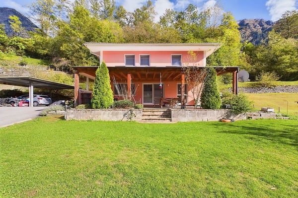 Casa unifamiliare indipendente con giardino e vista aperta 1
