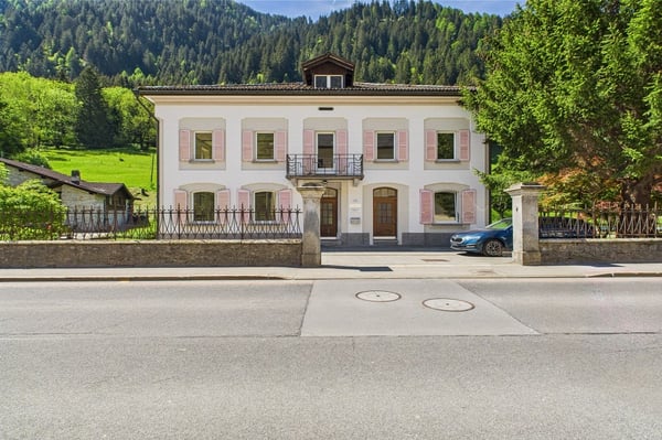 Casa plurifamiliare / oggetto a reddito in una elegante villa storica 1