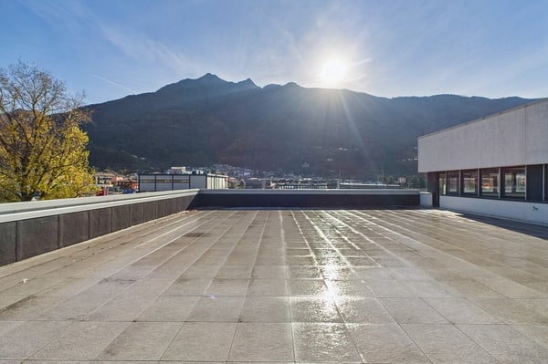 Immobile commerciale con ampia terrazza e vista aperta 1