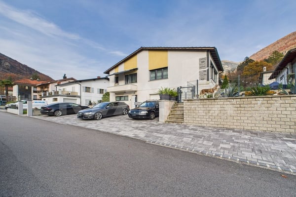 Ampia casa bifamiliare completamente rinnovata con grande spazio esterno 1