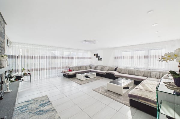 Ampia casa bifamiliare completamente rinnovata con grande spazio esterno 2