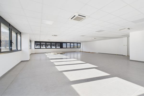 Immobile commerciale con ampia terrazza e vista aperta 2