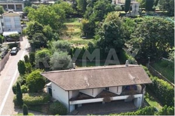 Villa esclusiva a Pregassona Due abitazioni, massima privacy e straordinario potenziale di sviluppo 1
