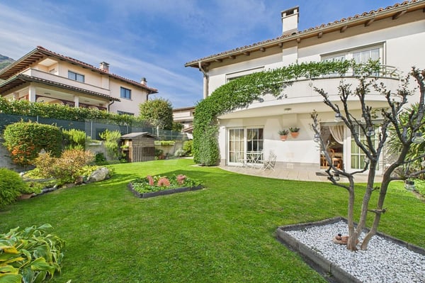 Elegante casa gemella con giardino incantevole a Bedano 1
