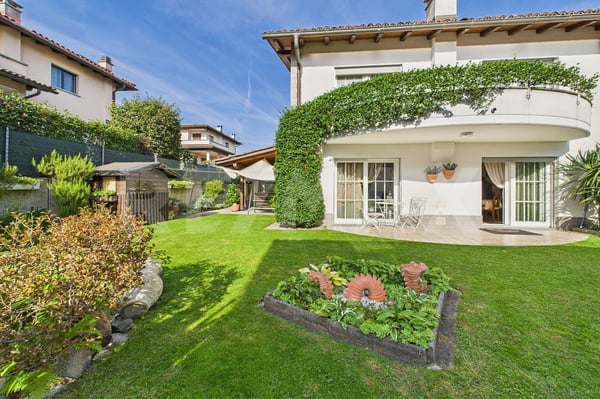 Elegante casa gemella con giardino incantevole a Bedano 1