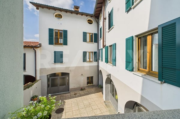 Residenza a reddito - 10 appartamenti, 1 negozio e grazioso cortile privato 1