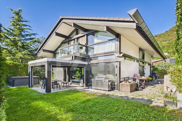 Villa esclusiva immersa nel verde con area wellness a Carabbia 2