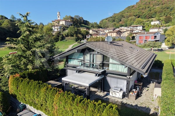 Villa esclusiva immersa nel verde con area wellness a Carabbia 1
