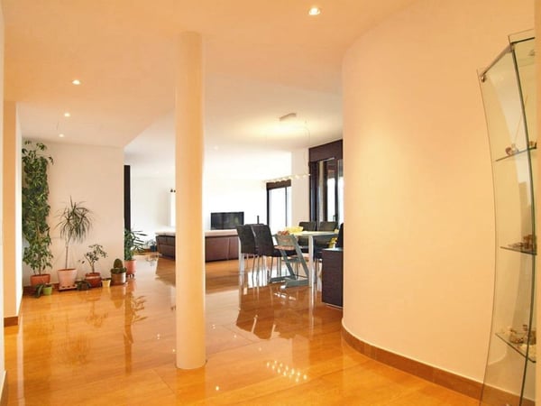 3775 - LUMINOSO AMPIO APPARTAMENTO CON GIARDINO E VISTA APERTA 6