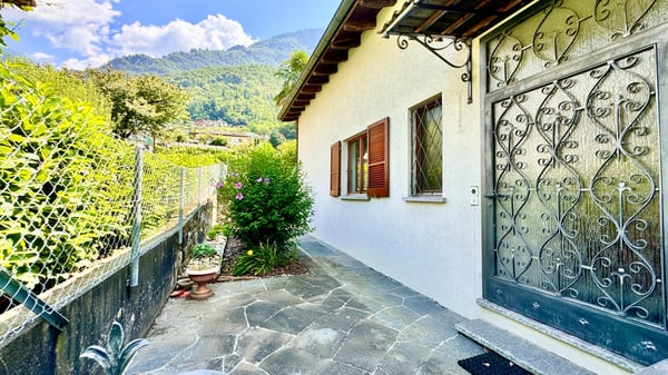 rif. 2018 CASA BIFAMILIARE TICINESE-GRANDE POTENZIALE NEL VERDE CON BOX AUTO 12