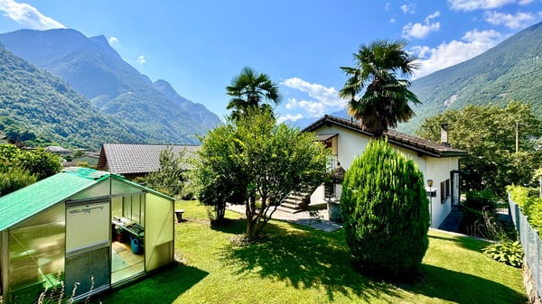 rif. 2018 CASA BIFAMILIARE TICINESE-GRANDE POTENZIALE NEL VERDE CON BOX AUTO 2