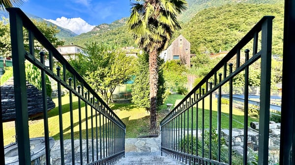 rif. 2018 CASA BIFAMILIARE TICINESE-GRANDE POTENZIALE NEL VERDE CON BOX AUTO 4