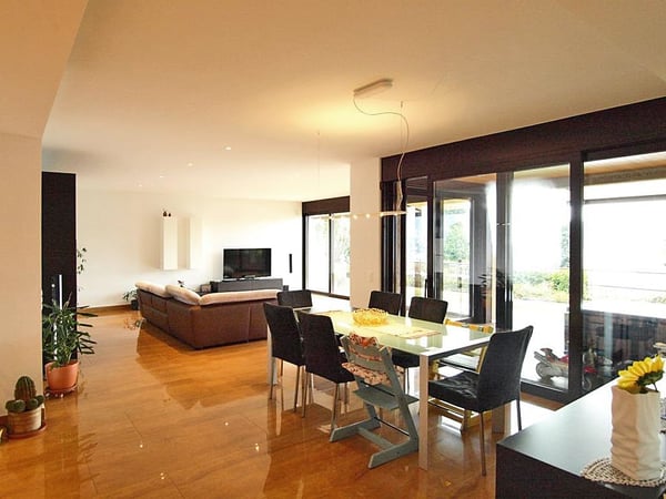 3775 - LUMINOSO AMPIO APPARTAMENTO CON GIARDINO E VISTA APERTA 8