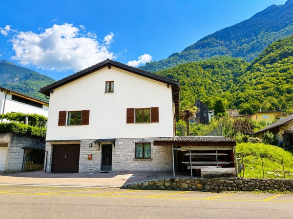 rif. 2018 CASA BIFAMILIARE TICINESE-GRANDE POTENZIALE NEL VERDE CON BOX AUTO 23