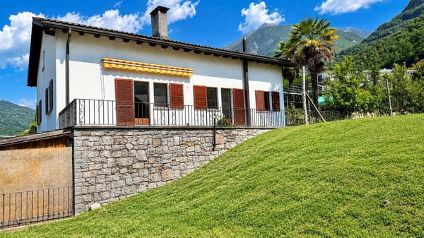 rif. 2018 CASA BIFAMILIARE TICINESE-GRANDE POTENZIALE NEL VERDE CON BOX AUTO 20