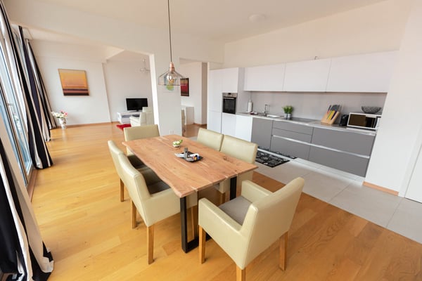 Luxuriöse möblierte 2.5-Zimmer-Wohnung mit Service im Zentrum von Biel 2