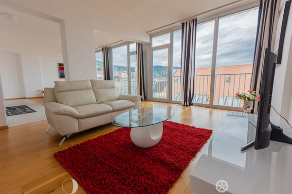 Luxuriöse möblierte 2.5-Zimmer-Wohnung mit Service im Zentrum von Biel 1