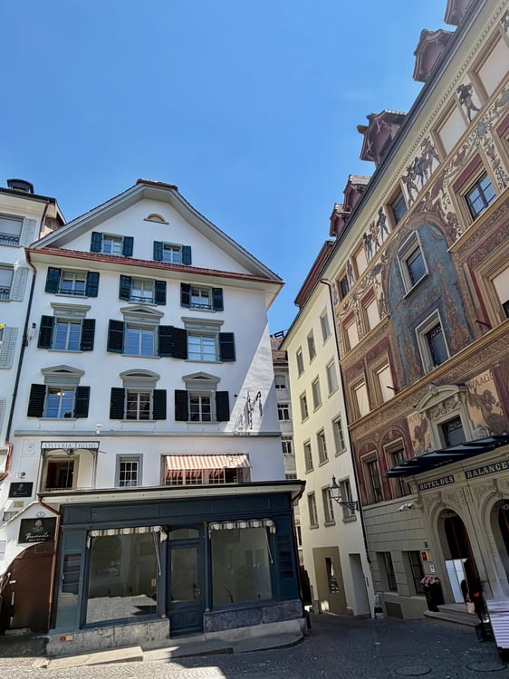 Luxuriöse möblierte 2.5-Zimmer-Wohnung in der Altstadt von Luzern 1