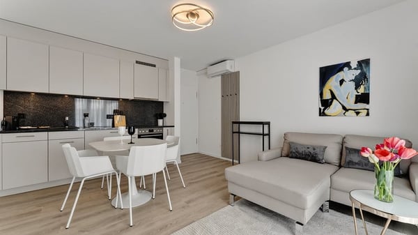 Moderne möblierte 2-Zimmer-Wohnung mit Service und Balkon in Biel 2