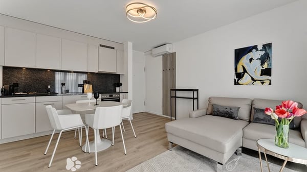 Moderne möblierte 1-Zimmer-Wohnung mit Service und Balkon in Biel 2