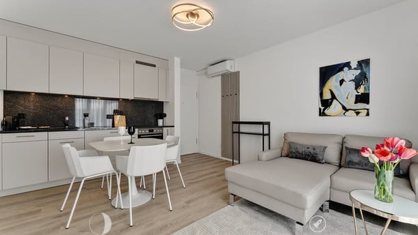 Moderne möblierte 2-Zimmer-Wohnung mit Service und Balkon in Biel 2