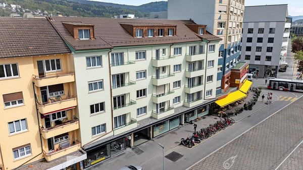 Moderne möblierte 2-Zimmer-Wohnung mit Service und Balkon in Biel 1