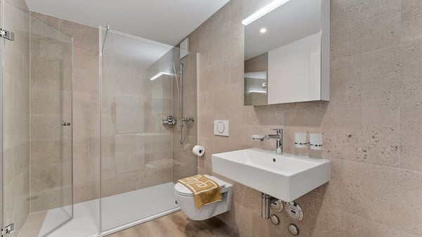 Moderne möblierte 2-Zimmer-Wohnung mit Service und Balkon in Biel 8