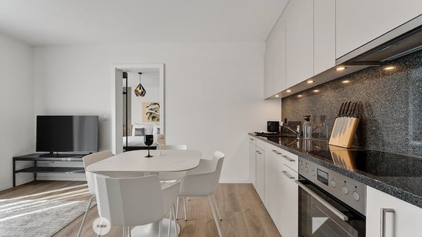 Moderne möblierte 2-Zimmer-Wohnung mit Service und Balkon in Biel 4