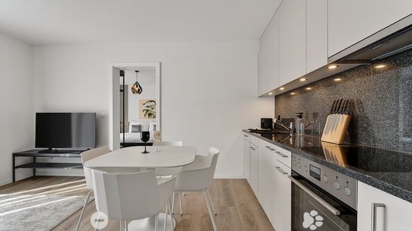 Moderne möblierte 2-Zimmer-Wohnung mit Service und Balkon in Biel 4