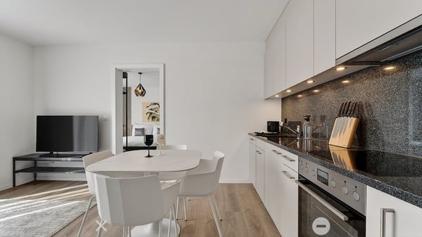 Moderne möblierte 2-Zimmer-Wohnung mit Service und Balkon in Biel 4
